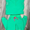 FIGS Women’s Safety Green Jogger Scrub Set Photo 0