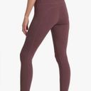 Vuori  Women's Stride Legging in chest sz S Photo 0