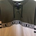 Justify Women’s size small Sweatshirt olive green and off white Photo 4