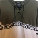 Justify Women’s size small Sweatshirt olive green and off white Photo 3