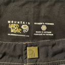 Mountain Hardwear  Size 4 Women Black Mid Rise Nylon w/Pockets Shorts. Photo 3