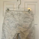 Two by Vince Camuto Gray and White Speckled Camo Jeans Size 4 Photo 6