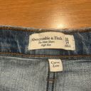 Abercrombie & Fitch  The mom high rises Jean shorts size 32/14 . Photo 5