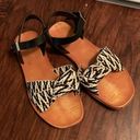 Bamboo B + W abstract print sandals Photo 0