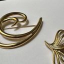 Trifari Lot Of 2 Signed  Gold Tone Brooch Pins Swirl Styles Photo 2