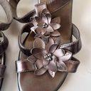 sbicca  of Colifornia Goldie Metallic Strappy Heeled Sandals Size 7.5W Flowers Photo 10