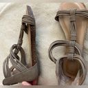 Adam Tucker Neve Flat Strappy Sandal Size 5.5 Gray Photo 2