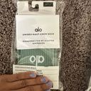 Alo Yoga NWT  Unisex Half-Crew Throwback Socks Botanical Green/White Size Medium Photo 4