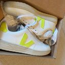 VEJA NIB Size 7  V-12 Jaune Fluo Photo 1