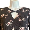 Full Tilt  Womens Medium Gray Pink Floral Cutout Crinkle Top Blouse Shirt Photo 2