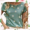 Daisy Floral  Print Crew Neck Short Sleeve Blouse. Photo 2