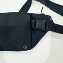 Lululemon  waist bag in black Photo 2