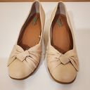 Baretraps  Memory Insole Beige Wedge Round Toe Bow Photo 5