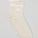 Alo Yoga NWT  Unisex Half-Crew Throwback Socks in Bone/White Size Small Photo 0