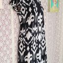 Tiana B  black and white knee length shift dress  with zipper collar detail

Size small Photo 2