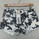 L'Agence L’Agence Audrey Shorts Panther Print Chain and‎ Floral
White Black Size 25 Photo 0