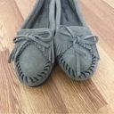 Minnetonka Kitty Gray Suede Leather Moccasin Hardsole Slip On Fringe Sz 5.5 New Photo 2