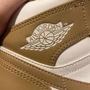 Air Jordans 1 mid “tan gum” Photo 9