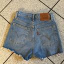 Levi's Levi’s Ribcage Short in Light Wash Denim Jeans Size 24 Waist Distressed Photo 10