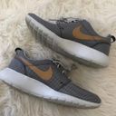 Nike GUC  grey/gold Roshe One  ~ size 8.5 Photo 3