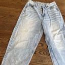 American Eagle  Relaxed Mom Fit Light Wash Denim Jeans Size 2 1004 Photo 2