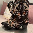 Cowgirl boots with embroidery Size 7 Photo 0