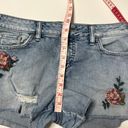 Silver Jeans  Aiko Jean Shorts Floral Embroidered Denim Size 28 Photo 6