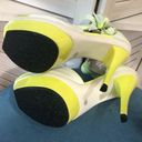 Daisy NWOT white yellow vegan patent leather 3D  appliqué 5” platform sandal sz 9 Photo 6