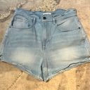 Frame Scallop Edge Denim Shorts Photo 5