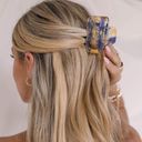 Ettika NWT  Set of 2 Gold Flecked Clear Acrylic Hair Claw Hair Clips Blue & Pink Photo 2