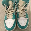 Nike Air Jordan 1 Mid Photo 2