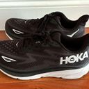 Hoka NWOT  women’s Clifton 9 Sneaker Black/White 10.5 W Photo 4