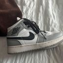 Nike Air Jordan 1 Mid Photo 0