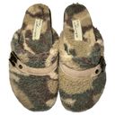 Vintage Havana  Women’s 6.5 Green Tan Multi Camouflage Ricky Fuzzy Fleece Clogs Photo 2