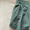 Lululemon Hotty Hot Short 2.5” Photo 2