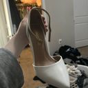 white closed toe heels Size 7.5 Photo 2