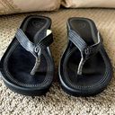 Olukai Okukai Women’s Leather Flip Flop Thong Sandals in Black with Detail. Photo 2