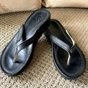 Olukai Okukai Women’s Leather Flip Flop Thong Sandals in Black with Detail. Photo 4