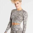 women's best WOMEN’S BEST CAMOUFLAGED LONG SLEEVE SEAMLESS CROP TOP SIZE SMALL Photo 0