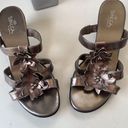 sbicca  of Colifornia Goldie Metallic Strappy Heeled Sandals Size 7.5W Flowers Photo 2