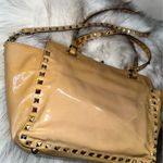 Valentino Garavani Rockstud Patent Leather Shoulder Bag In Tan Photo 11