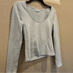 Good American Heather Grey Scoop Long Sleeve T-shirt Photo 4