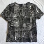 Vince Camuto Short Sleeve Back Zip Cityscape Scuba Tee Top Photo 3