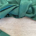 Pretty Little Thing - Twist Front Long Sleeve Crop Top in Green Photo 2