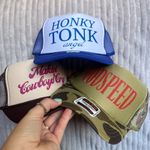 Makin’ cowboys cry country trucker hat Multiple Photo 2