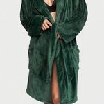 Victoria's Secret 
Short Cozy Robe & Slipper Photo 0