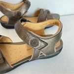 Clarks Un Vasha Sandal Bronze Leather Strappy Velcro Adjustable Fit Size 7 Photo 3