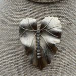 Vintage Brooch Pin Brushed Textured Gold Tone Leaf Crystal Rhinestones Judy Lee Photo 2