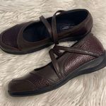 Aetrex  customizes comfort shoes left shoe is size 8.5W and right shoe is size 9 Photo 0