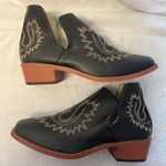 Western Cowgirl Ankle Booties | Embroidered Black Pull Photo 0